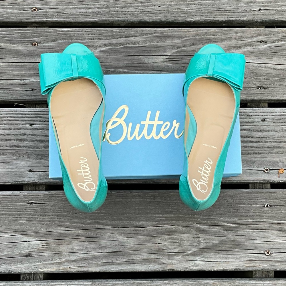 Butter Gell turquoise patent low wedge open toe shoes
